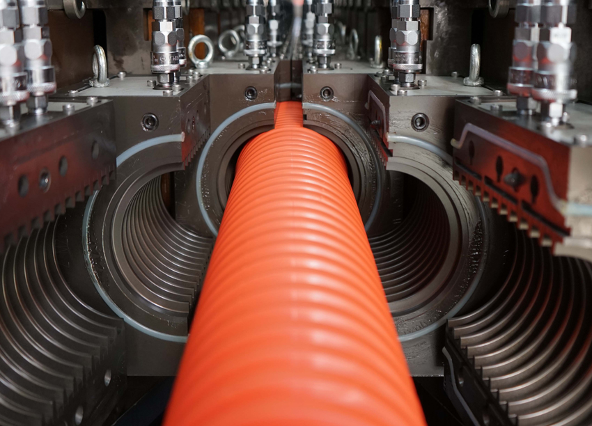 Spiral channel extrusion die head